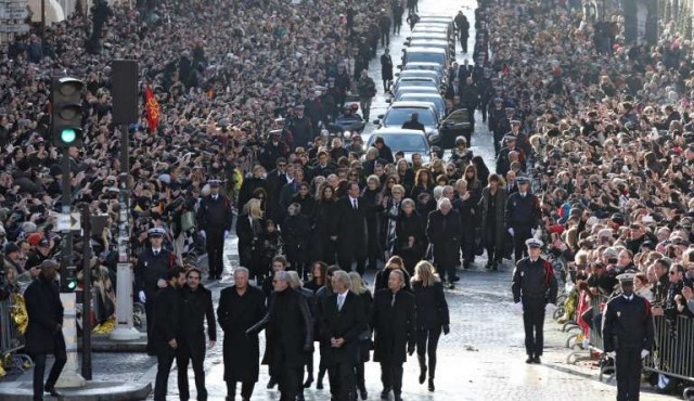 Francia llora a Johnny Hallyday en un multitudinario homenaje