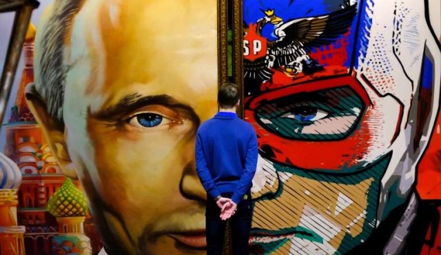 Putin de Papa Noel o de Superman en una exposición “SuperPutin” en Moscú
