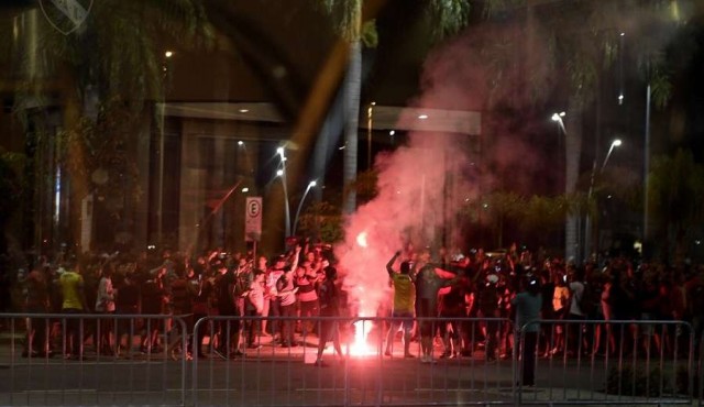 Hinchas del Flamengo atacaron el hotel del Independiente en Rio
