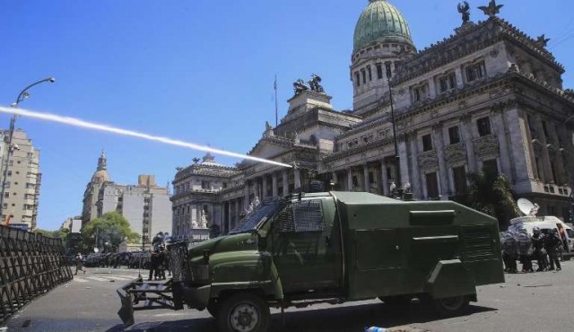 Disturbios en Argentina por reforma jubilatoria de Macri