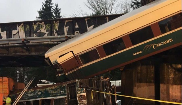 Un tren se descarrila en EEUU y deja varios muertos