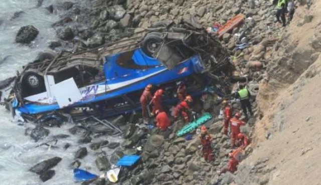 Al menos 48 muertos al caer un ómnibus a un abismo en Perú