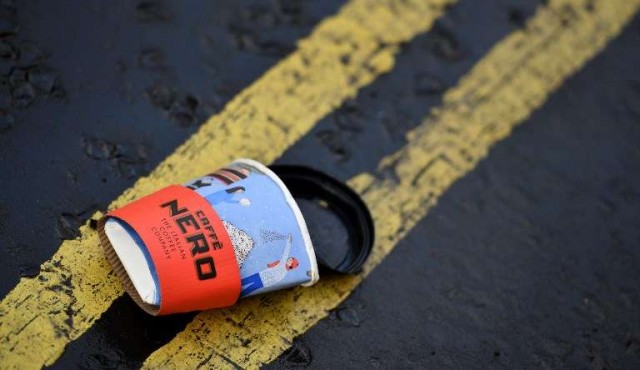 Reino Unido declara la guerra a los vasos de café descartables