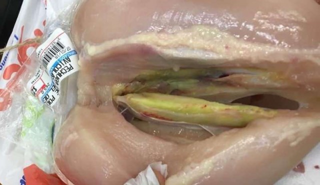 Color verde en el pollo es por “lesión” y no por hormonas