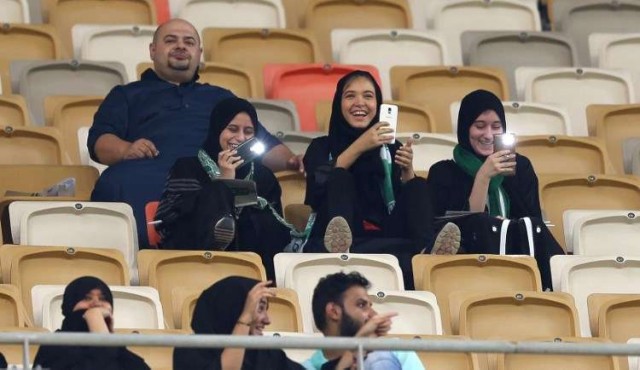 Mujeres saudítas asistieron por primera vez a un partido de fútbol