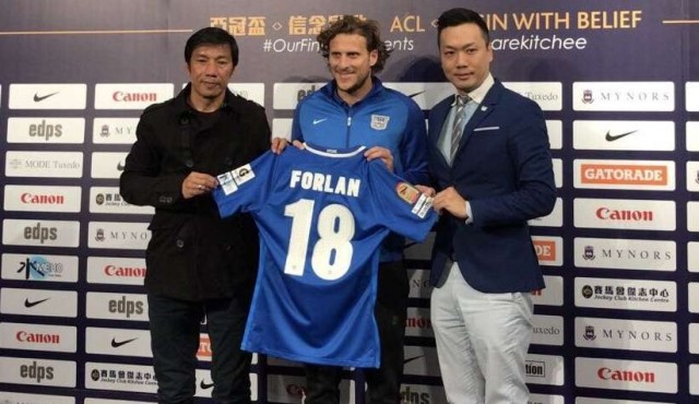 Forlán llegó a Hong Kong para jugar en el Kitchee SC