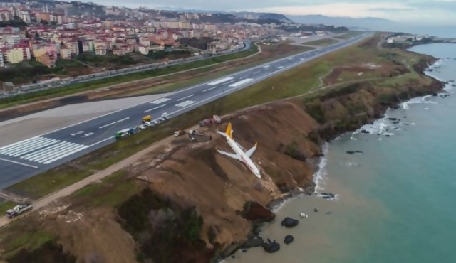 Un avión se salió de la pista en Turquía y casi cae al agua