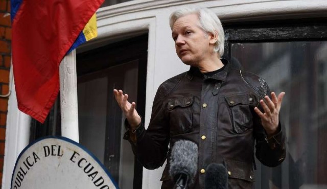 Presidente de Ecuador dice que Assange es un “problema” que causa “molestia”
