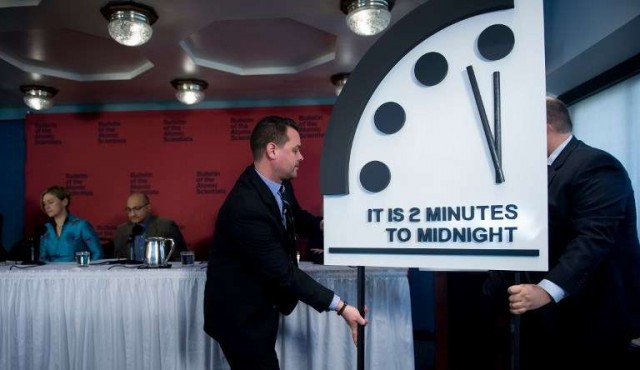 Reloj apocalíptico avanza a dos minutos de la media noche por riesgo nuclear