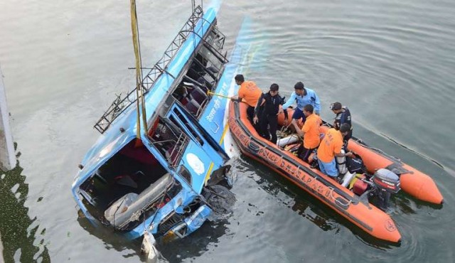Al menos 36 muertos por un bus que cayó a un río en India