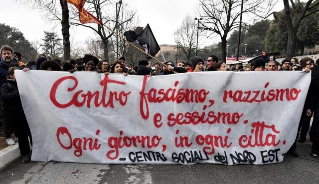 Miles de personas manifestan contra el fascismo en Italia