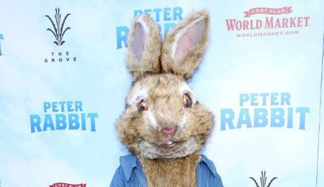Sony se disculpa por la escena de “Peter Rabbit” que se burla de una alergia