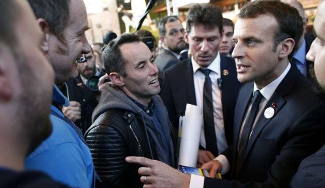 Macron discutió cara a cara con manifestantes