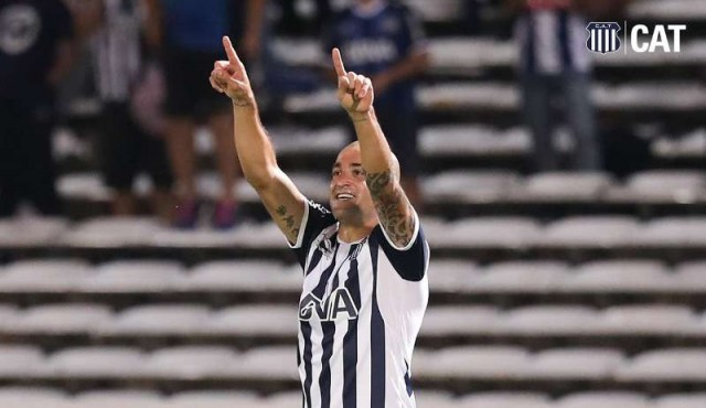 “Tanque” Silva superó récord de Francescoli de mayor goleador uruguayo en Argentina