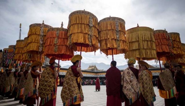 Los tibetanos festejan su Año Nuevo con un buda gigante y cadáveres de corderos