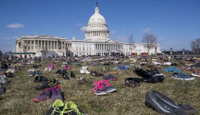 Miles de pares de zapatos rodean al Capitolio por los niños que murieron en tiroteos