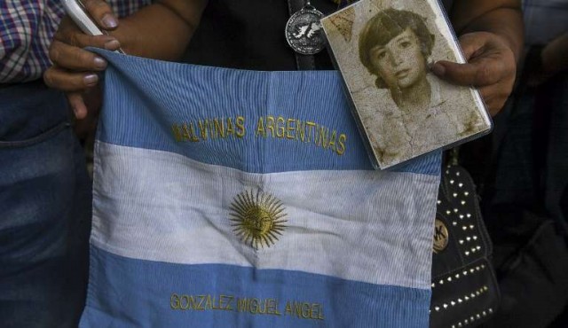 Macri dice que Argentina mantendrá reclamo por Malvinas, a 36 años de la guerra