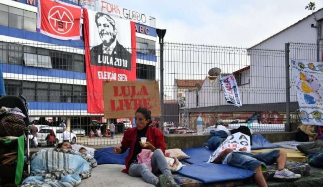 Lula participa en una misa antes de su posible entrega a la justicia