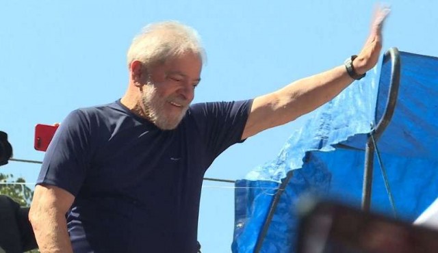 Lula, con orden de cárcel, aclamado en una misa al grito de “¡Lula libre!”