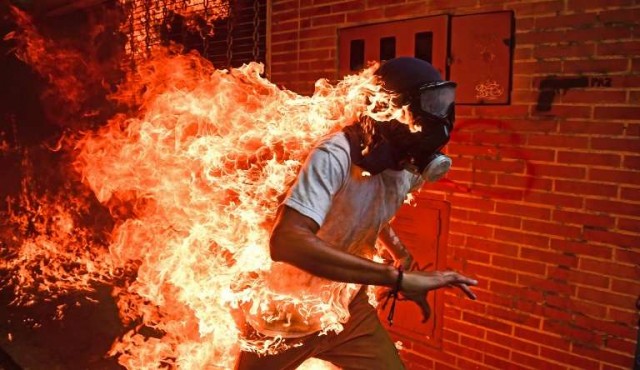 El joven en llamas, la historia detrás de la mejor foto periodística de 2017