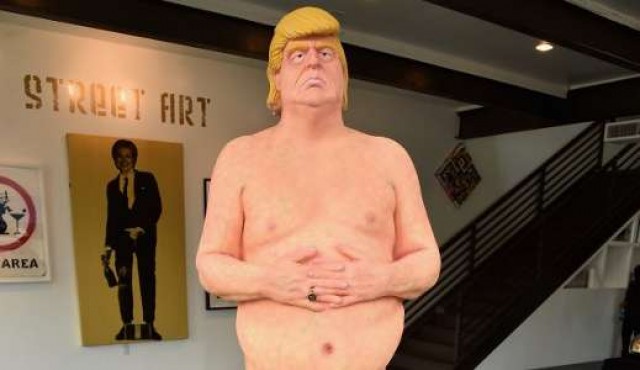 Subastan por 28.000 dólares una estatua de Trump desnudo