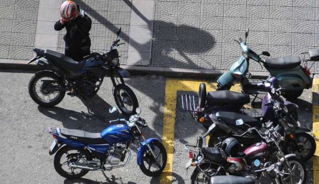 Encuesta revela imprudencia en el traslado de niños en moto