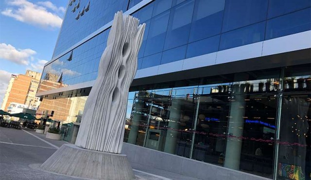 Se implantó “FUTURO”, escultura de Pablo Atchugarry, en Punta Carretas Shopping
