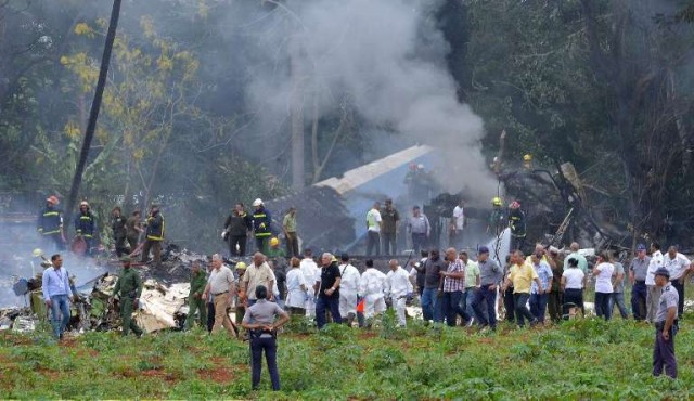 Avión se estrella con 104 pasajeros a bordo en Cuba, hay tres sobrevivientes