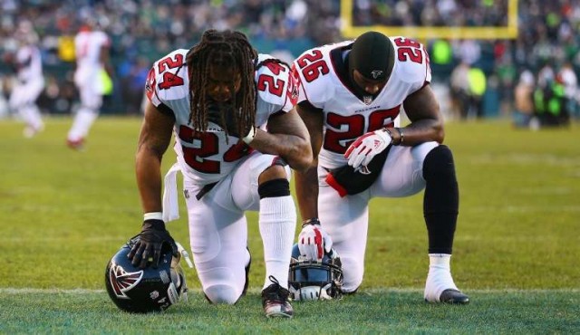 De pie en la cancha o arrodillados en el vestuario: NFL restringe protestas al himno