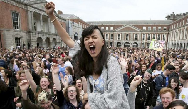 Irlandeses votan masivamente a favor del derecho al aborto