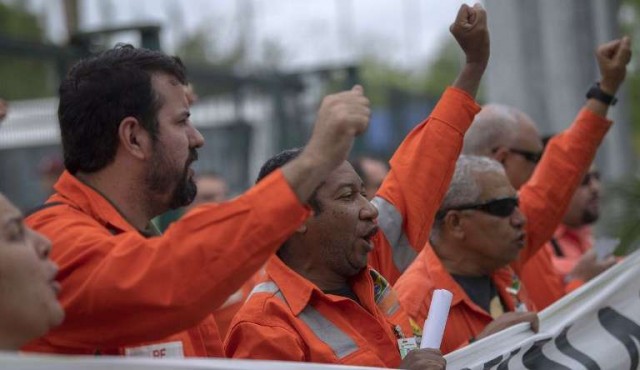Huelga de petroleros en Brasil mientras camioneros aún deshacen la suya