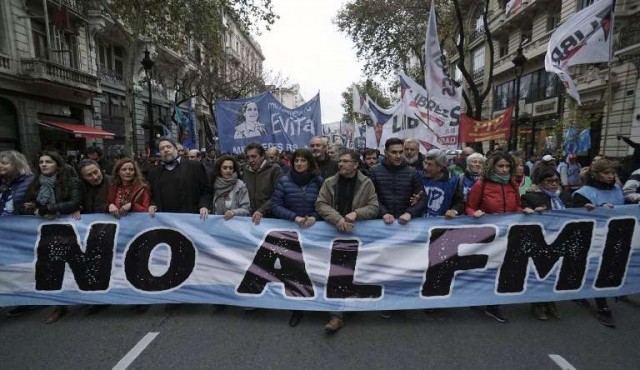 Macri acuerda un salvavidas de 50.000 millones de dólares con el FMI