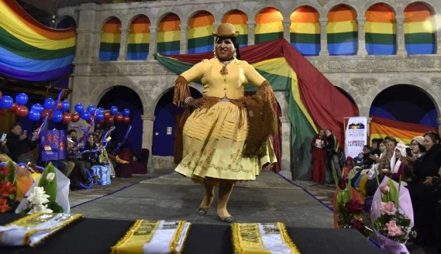 “Cholas transformistas” reivindican sus derechos en Bolivia