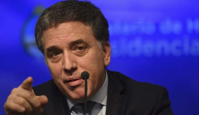 Ministro promete que turbulencias cambiarias en Argentina disminuirán
