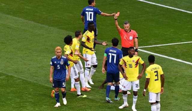 Primera roja del Mundial: el colombiano Carlos Sánchez
