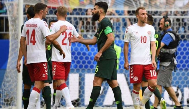 Dinamarca se acerca a octavos tras empatar 1-1 contra Australia