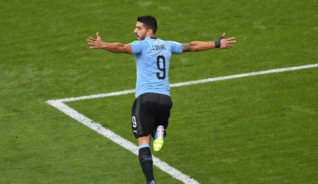 Uruguay gana 3 a 0 con goles de Suárez, Cavani y otro en contra