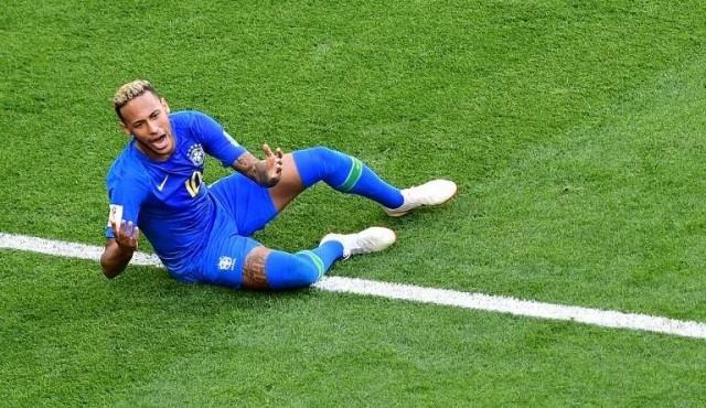 Trago gratis en un bar de Rio por cada caída de Neymar