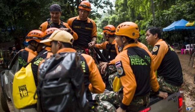 Fallece un buzo tailandés mientras ayudaba a los niños atrapados en la cueva