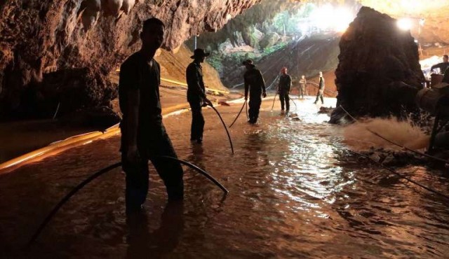 Más de 100 perforaciones para evacuar a niños atrapados en cueva de Tailandia