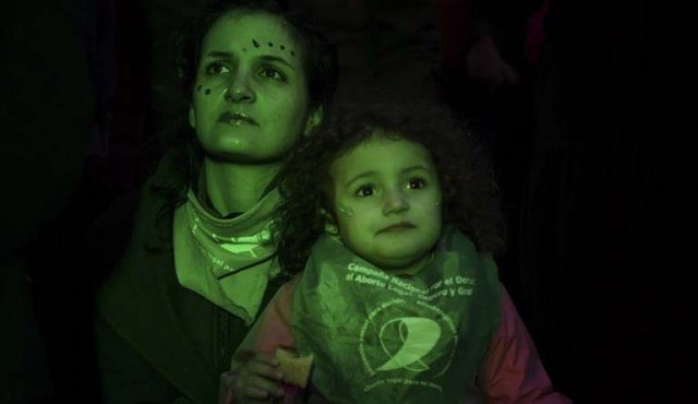 El pañuelo verde por el derecho al aborto, nuevo ícono en Argentina