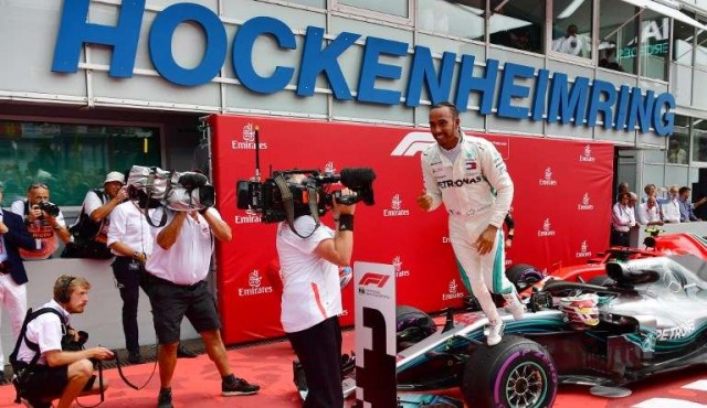 Hamilton ganó y recuperó el liderato en casa de un desafortunado Vettel