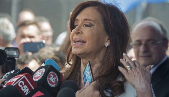 Una docena de exfuncionarios kirchneristas y empresarios detenidos por coimas