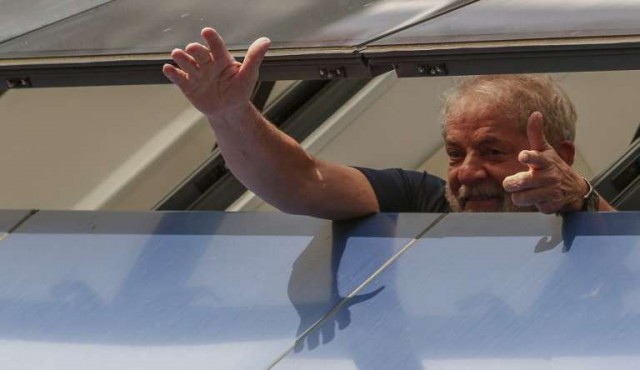 Lula lanza su candidatura desde la cárcel