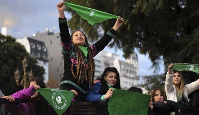 “Pañuelazo” verde internacional por el aborto legal en Argentina