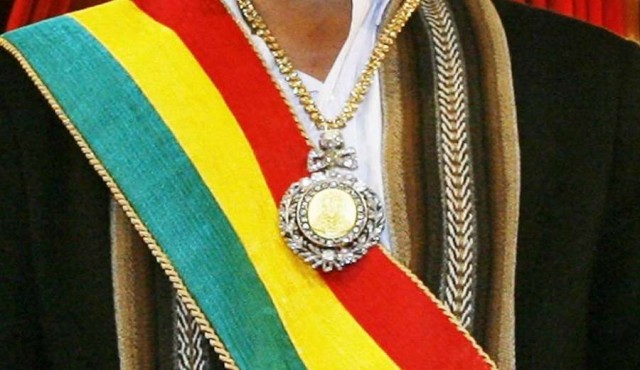 Roban medalla presidencial de Bolivia mientras su custodio fue a un prostíbulo