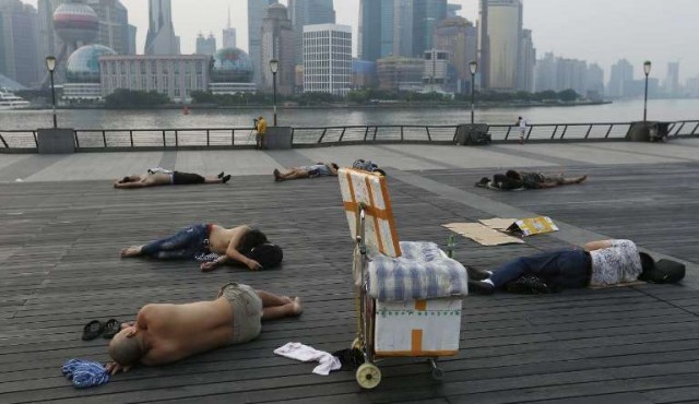 Para huir del calor, los ciudadanos de Shanghái duermen en la calle​