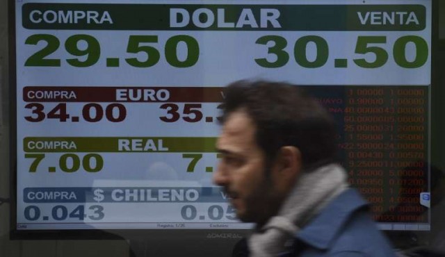 Se acentúa la caída del peso en Argentina, sometida a presión inflacionaria