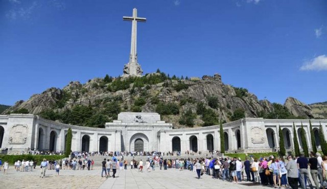Por morbo o curiosidad antes de su traslado, la tumba de Franco atrae miles de visitantes