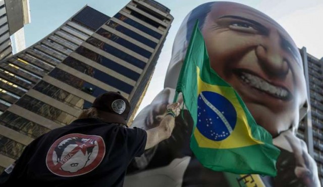 Bolsonaro sale del CTI y muestra leve crecimiento en las encuestas